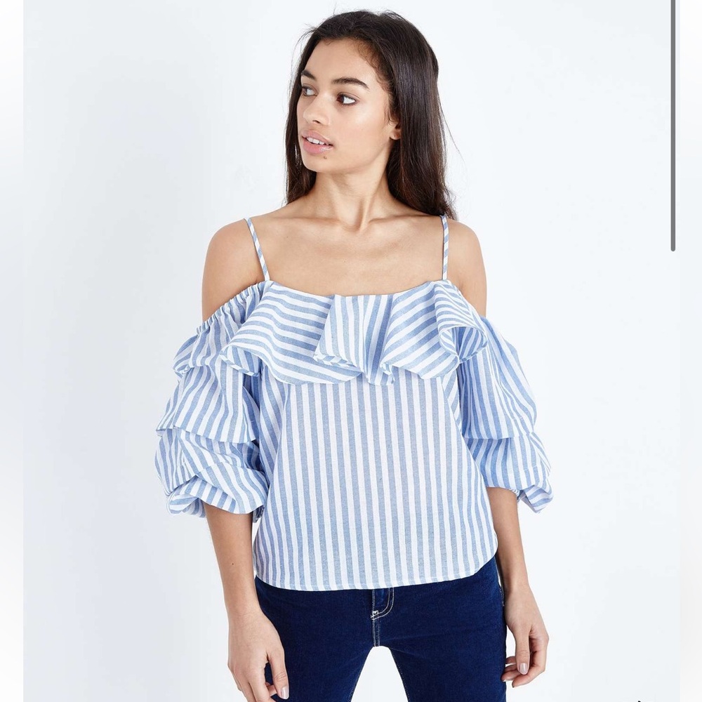 Beautiful Zara off shoulder striped top with tiered balloon sleeves. Size small.